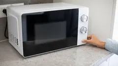 Mikrovågsugnsmisstaget som nästan alla gör – och som kan förstöra den för alltid