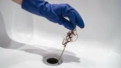 Använd inte ättika och bikarbonat: rörmokaren tipsar om bästa sättet att rensa avloppet i badrummet