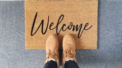 Lägg det här under dörrmattan så håller sig golvet alltid torrt – smart knep