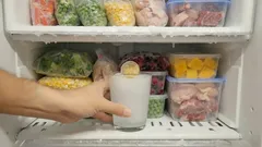 Varför lägger smarta människor ett mynt i frysen när de ska vara borta hemifrån länge?